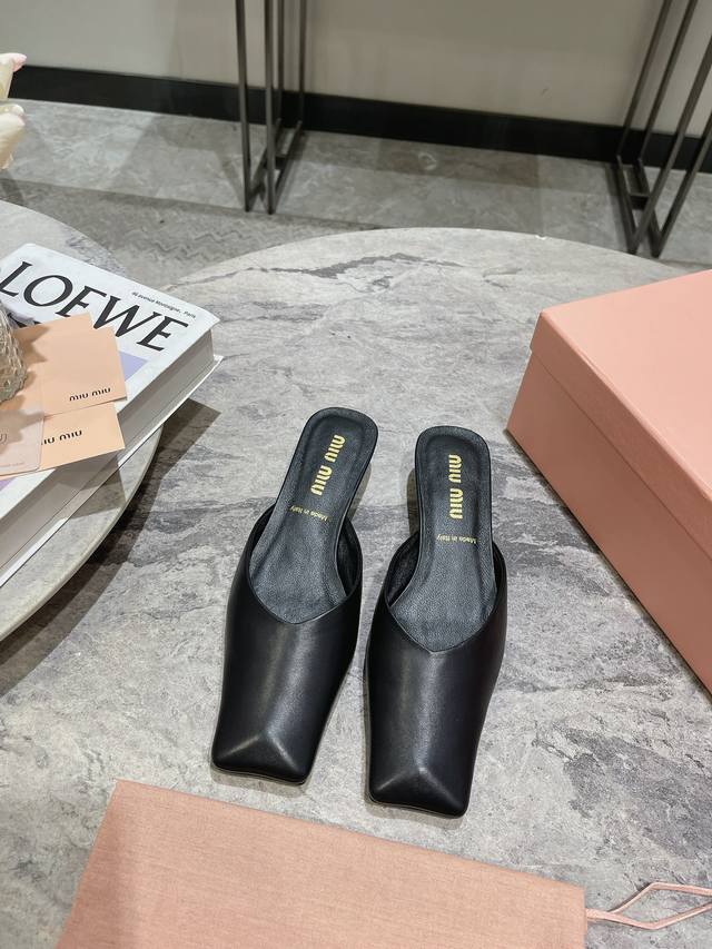 Miu Miu 24春夏新款复古方头粗跟凉拖 简单又经典 时髦复古vintage Miumiu中古鞋 非常百搭 不挑人 穿着不累脚 绝对入手不亏的一双！ 面料: